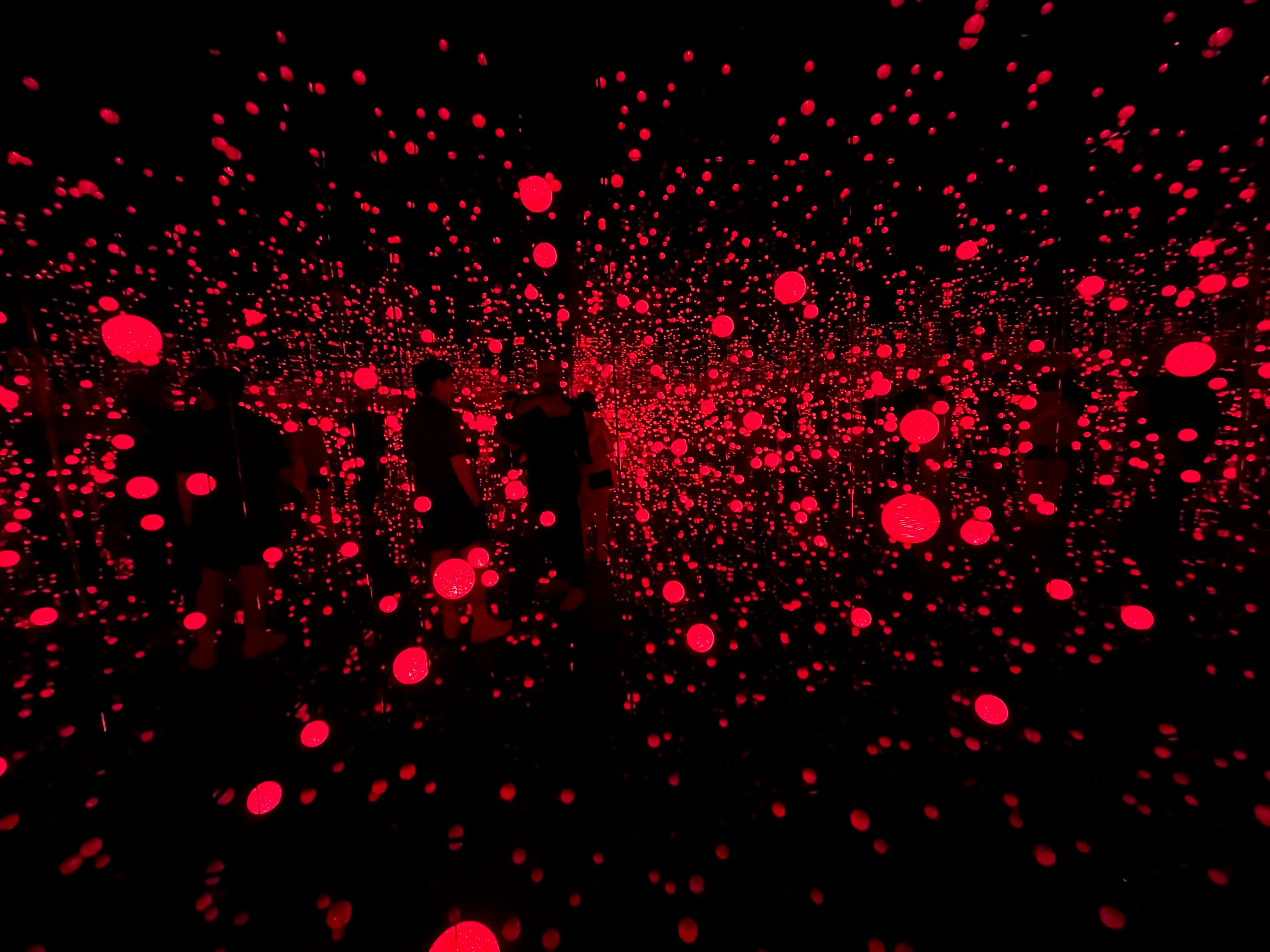 INFINITY MIRRORED ROOM – DANCING LIGHTS THAT FLEW UP TO THE UNIVERSE