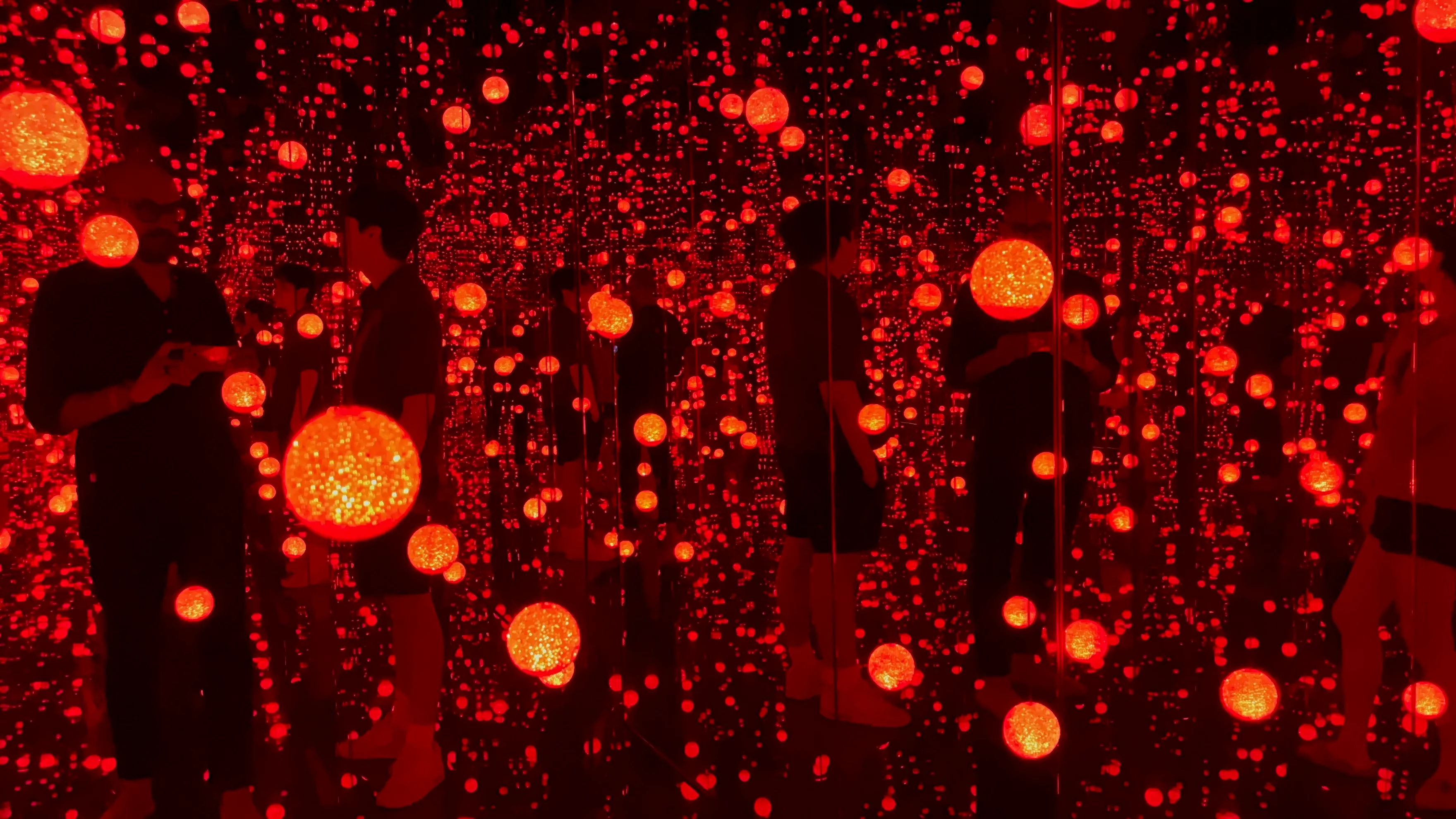 INFINITY MIRRORED ROOM – DANCING LIGHTS THAT FLEW UP TO THE UNIVERSE